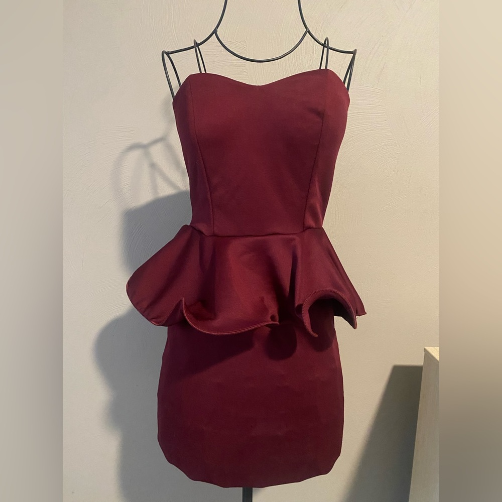 2B Bebe wine color mini strapless dress with peplum skirt on waist